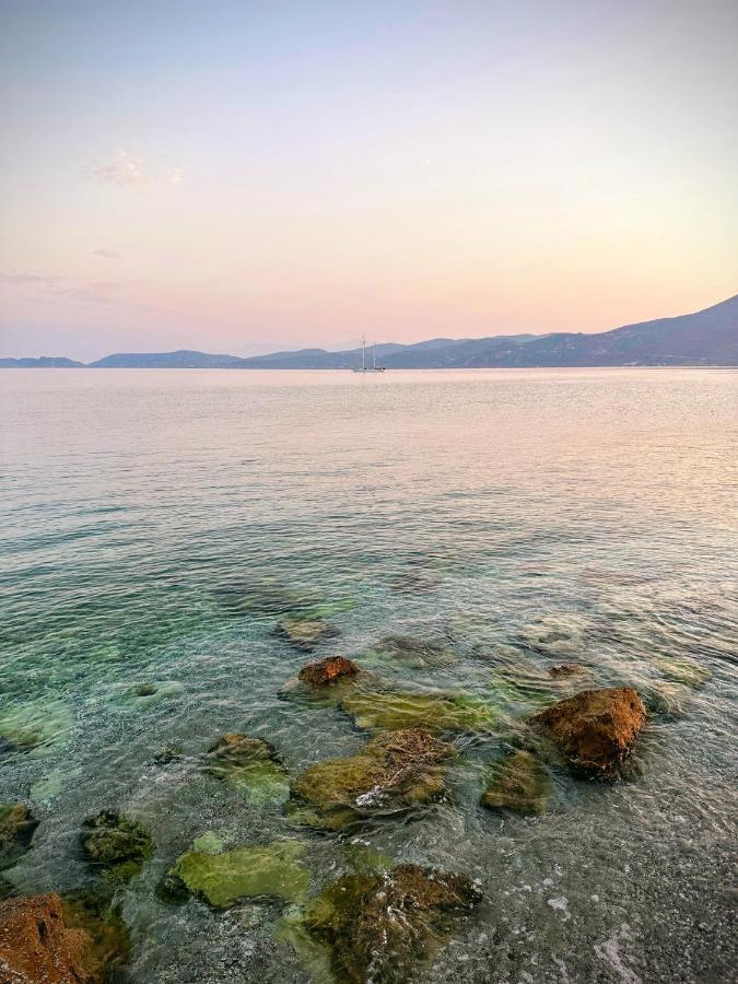 Beach Retreat In Town Corinth Exterior photo